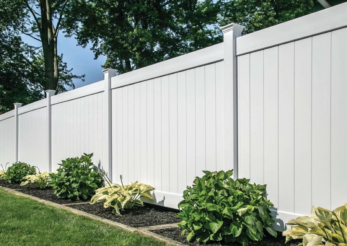Vinyl privacy fence install in St. Petersburg
